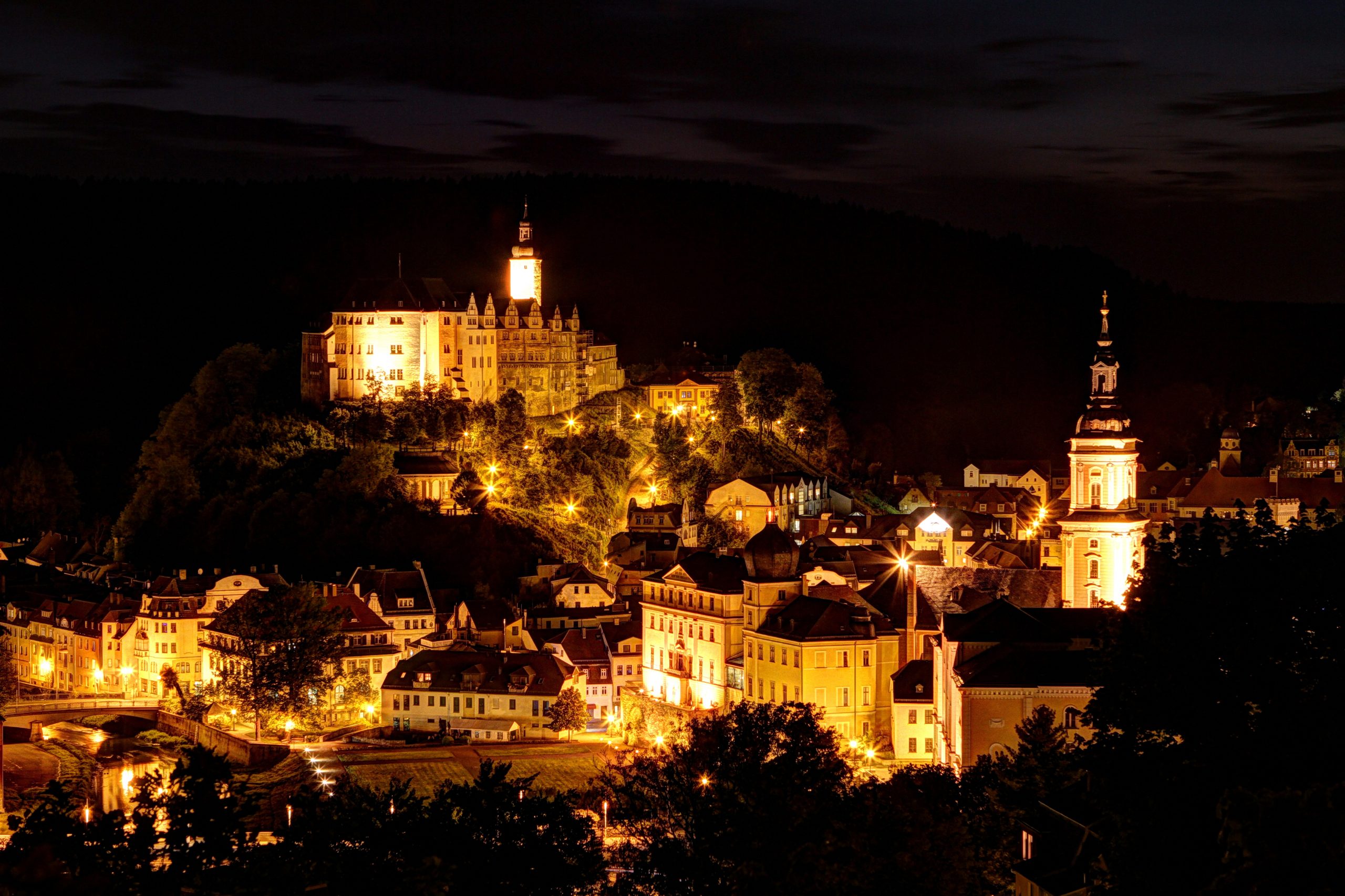 Blick auf die Stadt Greiz bei Nacht.